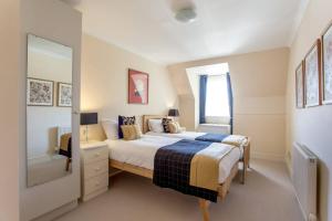 A bed or beds in a room at ALTIDO Homely Apartment near Leith Walk