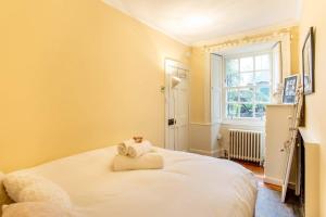 Posteľ alebo postele v izbe v ubytovaní ALTIDO Calton Hill Idyllic cottage feel next 2 Princes St