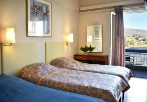 Postel nebo postele na pokoji v ubytování Karystion Hotel