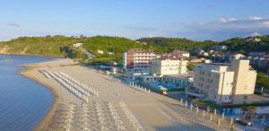 una vista aerea su una spiaggia e su edifici di Bilocale in riva al mare a Ortona