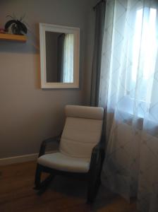 グダニスクにあるJelitkowski Dwórの鏡付きの部屋の椅子