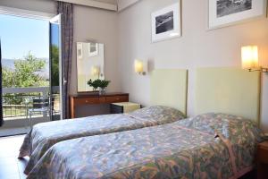 Un pat sau paturi într-o cameră la Karystion Hotel