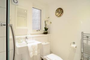 Gallery image of ALTIDO Lovely Apartment for 4 with Free Parking in Edinburgh