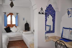 Llit o llits en una habitació de Hotel Al Alba Hammam & Restaurant