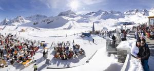 een groep mensen die op een met sneeuw bedekte berg staan bij Haus Bergkranz in Neustift im Stubaital