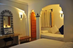 Llit o llits en una habitació de Hotel Al Alba Hammam & Restaurant