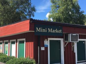 een rood gebouw met een muntenmarkt bord erop bij Stockholm Ängby Camping in Stockholm