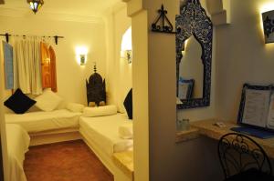 Llit o llits en una habitació de Hotel Al Alba Hammam & Restaurant
