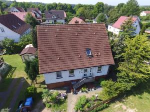 an overhead view of a house with a red roof at Ferienwohnung in Binz an der Granitz in Binz