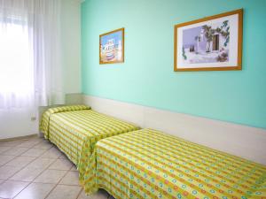 ビビオーネにあるAppartamento Rossellaのベッドルーム1室(ベッド2台付)