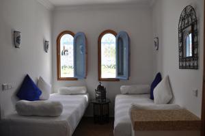 Llit o llits en una habitació de Hotel Al Alba Hammam & Restaurant