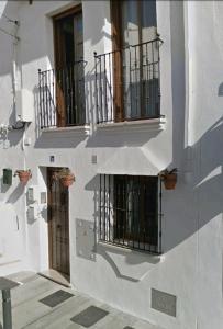 un edificio con balcones en un lateral en Piso vacacional, Mijas Pueblo, en Mijas