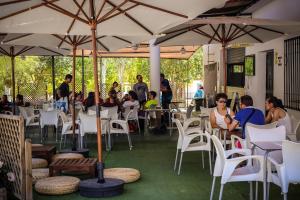 Restoran ili neka druga zalogajnica u objektu CENTRO DE OCIO ALÚA Bungalows Camping Rafting Benamejí