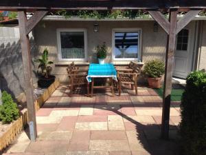un patio con mesa y mantel azul en Bungalow zur Kühlung, en Kühlungsborn 1 foto más
