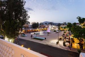 widok na ulicę miejską z fontanną w obiekcie Georgioupolis Plaza Suites w mieście Georgioupolis +32 zdjęcia