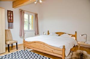 Dormitorio con cama con perro en el suelo en Apartment Kiwi rechts - GRIWA RENT AG, en Grindelwald