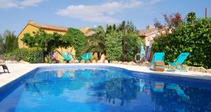 Bazén v ubytovaní Arianella Holiday Home Penedes alebo v jeho blízkosti