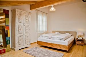 a bedroom with a large white bed and a window at Apartment Kiwi links - GRIWA RENT AG in Grindelwald