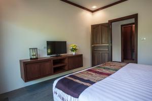 Baan Pinya Cosy One Bedroom Executive Bungalow tesisinde bir odada yatak veya yataklar