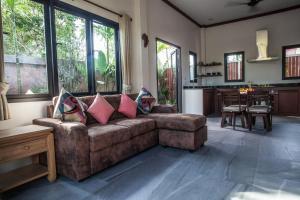 A seating area at Baan Pinya Cosy One Bedroom Executive Bungalow