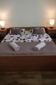 Säng eller sängar i ett rum på Apartments Vidoš