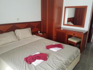 1 dormitorio con 1 cama con 2 toallas en Villa Swan, en Bar