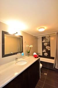 A bathroom at Luxury Suites in Stavromenos