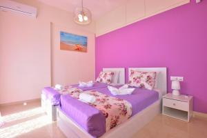 A bed or beds in a room at Luxury Suites in Stavromenos