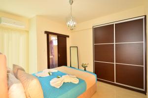 A bed or beds in a room at Luxury Suites in Stavromenos