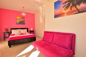 Posezení v ubytování Luxury Suites in Stavromenos + 37 fotografií