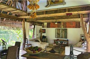 烏圖羅阿的住宿－Island Home，客厅配有沙发和桌子