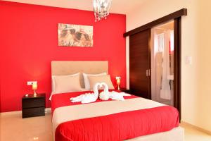A bed or beds in a room at Luxury Suites in Stavromenos