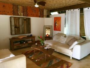 烏圖羅阿的住宿－Island Home，客厅配有白色的沙发和桌子