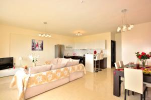 A kitchen or kitchenette at Luxury Suites in Stavromenos