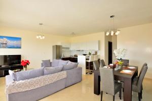 A seating area at Luxury Suites in Stavromenos
