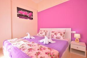 A bed or beds in a room at Luxury Suites in Stavromenos