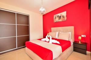 A bed or beds in a room at Luxury Suites in Stavromenos