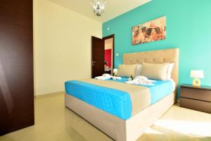 A bed or beds in a room at Luxury Suites in Stavromenos