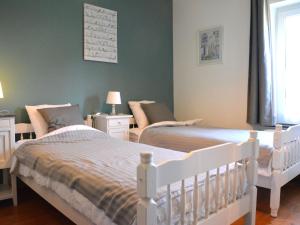 2 Betten in einem Schlafzimmer mit grünen Wänden in der Unterkunft Delightful Holiday Home in Denee With Terrace in Denée