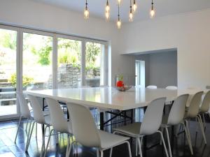 un comedor con una gran mesa blanca y sillas en Spacious Holiday Home with Private Terrace en Denée