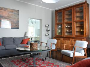 sala de estar con sofá y mesa en Spacious Holiday Home with Private Terrace en Denée