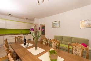 Posedenie v ubytovaní Apartman Domić