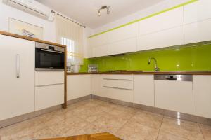 Kuchyňa alebo kuchynka v ubytovaní Apartman Domić