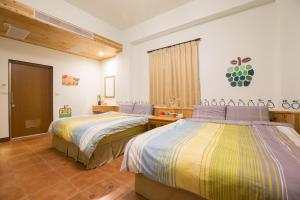 1 Schlafzimmer mit 2 Betten in einem Zimmer in der Unterkunft Sen Yun Chuang Yuan Homestay NO1249 in Taimali