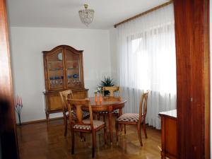 uma sala de jantar com mesa e cadeiras em Apartment Nelli em Albstadt