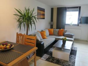 un soggiorno con divano e tavolo di Apartment in Robertsdorf with Garden, Terrace, Barbecue a Blowatz