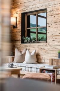 Una sala de estar con un sofá y una ventana. en Miraval NaturHotel, en Badia 64 fotos más