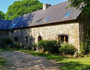 an old stone house with a road in front of it at Les longères de keridy in Brech