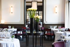 Hotel Royal-Riviera餐厅或其他用餐的地方