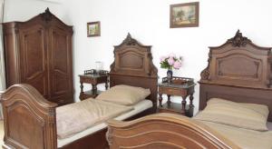 una stanza con due letti e due comodini di Stay-In Vienna 23 a Vienna